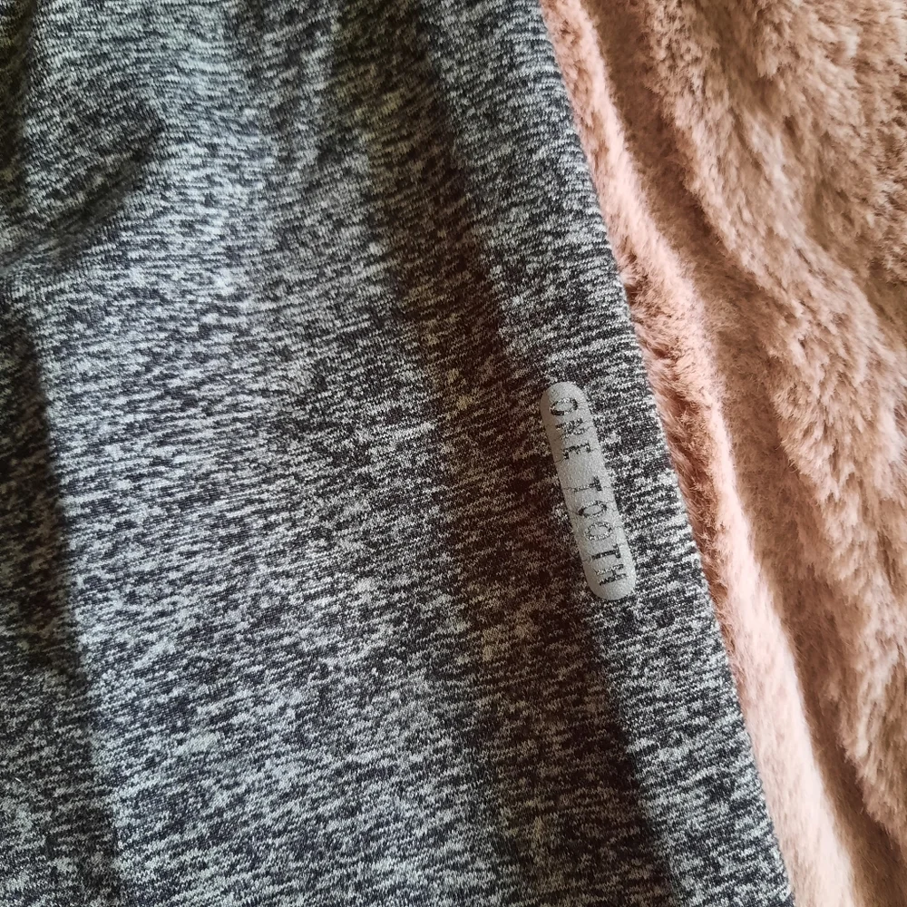 One Tooth Capris - Picture 3 of 4